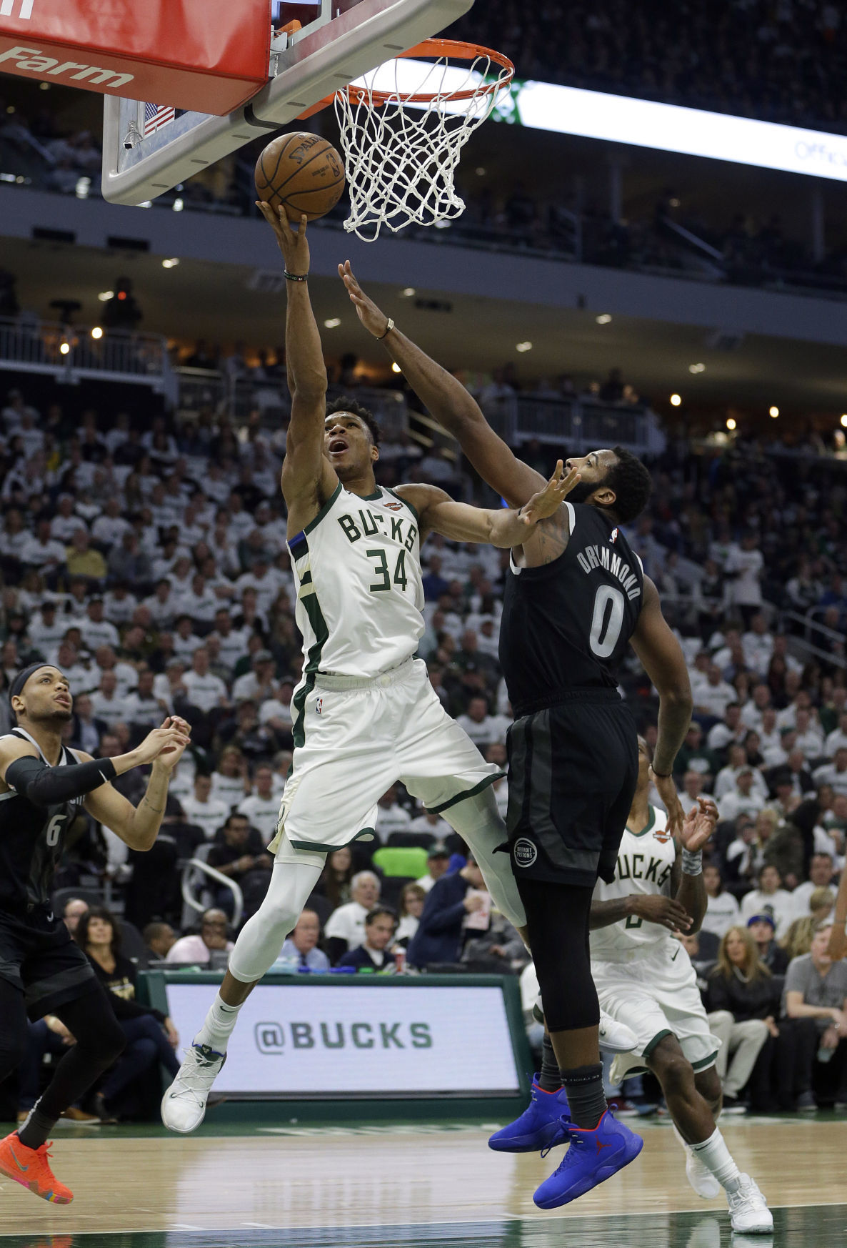 Bucks 121, Pistons 86